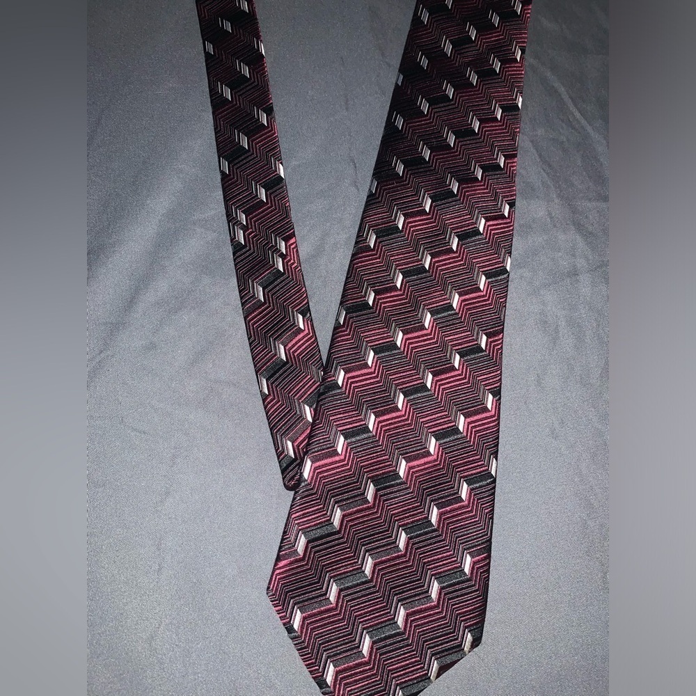 Daniel Gray Neck Tie, 100% Silk. Classy design. Like new.